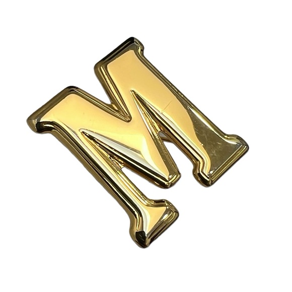 VINTAGE GOLD TONE "M" BLOCK LETTER BROOCH - Picture 10 of 14